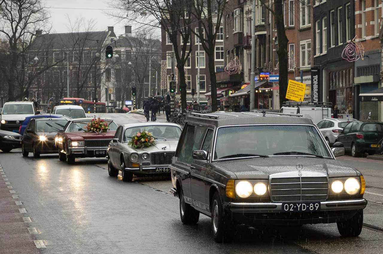 Stoet met klassieke mercedes